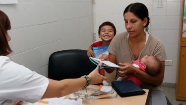 Para acreditar la Asignación Universal por Hijo (AUH), hay que mantener escolarizados a los niños y bajo la órbita de la sistema de salud.-