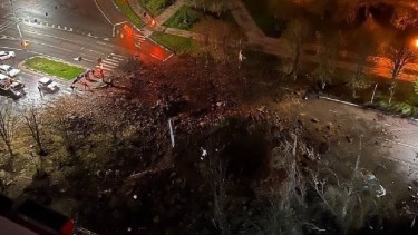 El enorme cráter que dejó la bomba caída accidentalmente de un avión ruso.