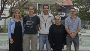 Los plásticos ya afectan desde el ave macá grande a los pingüinos en costas argentinas