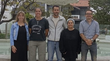 El equipo de científicos del Instituto Argentino de Oceanografía que investigó a pingüinos varados. Crédito: Conicet
 