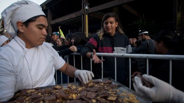 Miles de turistas y residentes probarán el chocolate de la barra más larga del mundo. Foto: Marcelo Martinez