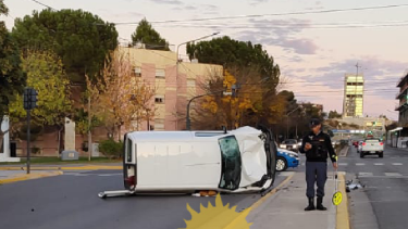 Tras el impacto, la camioneta volcó y quedó tendida sobre calle Leloir. Foto: Policía de Neuquén