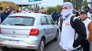Los trabajadores de la firma Pollolin S.A realizan movilizaciones en los puentes carreteros. 