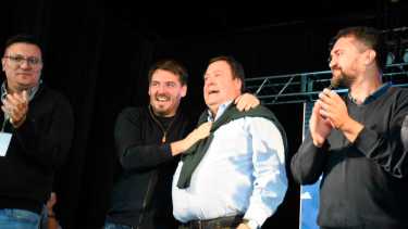 El festejo oficialista en el Círculo Italiano de Cipolletti. A primera hora de la tarde los rostros fueron más serios, pero luego hubo más distensión. (Foto: Juan Thomes)