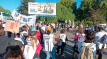 Imagen de Manifestación en los puentes Neuquén – Cipolletti, en memoria de Carlos Fuentealba