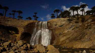 Descubrí el increíble sendero de las cascadas de Caviahue en otoño