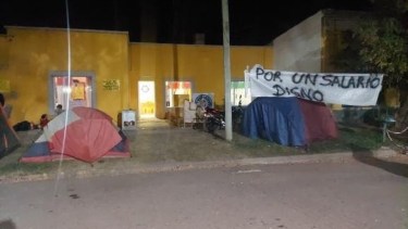 Policías activos, retirados y vecinos de la localidad mantienen un acampe. Foto: Gentileza. 