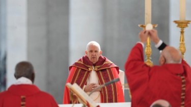 El papa Francisco celebró la misa de Domingo de Ramos, tras su internación. Foto Vatican Media,