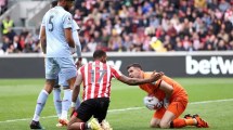 Imagen de El ‘Dibu’ Martínez no salió a jugar el segundo tiempo, ¿qué le pasó?