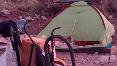 Vive en una carpa con tres niños menores de edad. Foto: facebook.