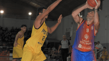 Fito García Barros se hamaca y fija la mira en el aro rival. El Depo superó a Pacífico, es líder en la zona y va por el ‘1’ ante de los play offs. (Foto/Prensa Deportivo Roca)