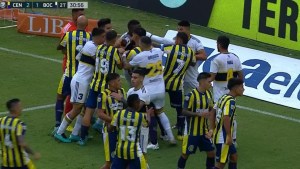 Duelo picante en Rosario: técnicos expulsados, piñas entre jugadores y polémica