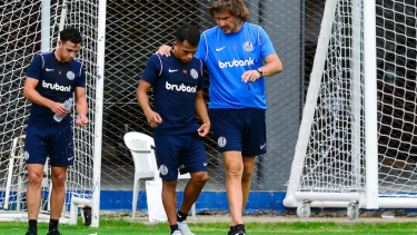 El Gallego Insúa, aquí junto a Nahuel Barrios, fue el DT del San Lorenzo campeón de la primera edición de la Copa Sudamericana. Ahora va por la segunda.