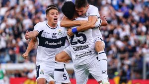Gimnasia sorprendió a Racing en el Bosque y Belgrano ganó con un gol olímpico