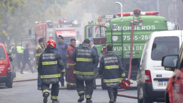 Traban para contener el incendio en Iron Mountain. Foto: Daniel Vides/ NA