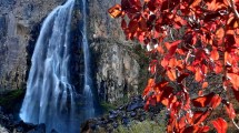 Imagen de Recorren los lugares más lindos del norte neuquino: mirá qué maravilla esta cascada en otoño