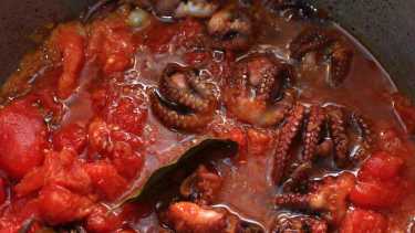 Pulpitos con tallarines, una de las recetas en las Grutas. 