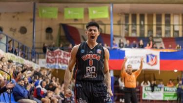 Deportivo Viedma festejó en el primer juego de la serie de cuartos de final ante Hispano.