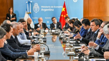 El ministro de Economía, Sergio Massa, anunció hoy que la Argentina dejará de pagar importaciones de China en dólares y pasará a hacerlo en yuanes, aprovechando la activación del swap de monedas con ese país.
