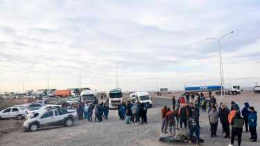 Uno de los cortes fue en Autovía Norte (actual Ruta 22), sobre la rotonda frente a la base de Crexell (ingreso a la Ruta 67). Foto Matias Subat
