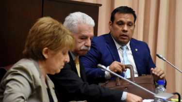 Villegas, junto a su equipo de defensa: Iris Sandoval y Ramón Acosta. Foto Matías Subat.