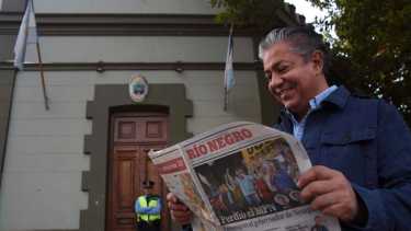 El gobernador electo con la edición de RÍO NEGRO que cubrió su triunfo. Foto: Matías Subat.