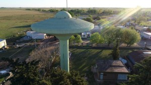 El insólito campeonato de tanques de agua que tuvo una final entre el «Ovni» y «Jurassik Tank»