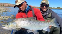 Imagen de Otro golazo del Messi de la pesca: mirá la trucha gigante que picó en esta joya de la Patagonia