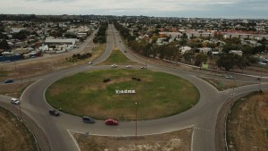 Hace semanas una rotonda de Viedma se encuentra a oscuras, a pesar de reclamos a Vialidad Nacional