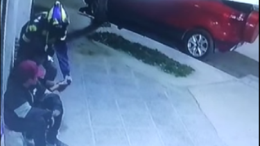 El momento fue tomado por una cámara de seguridad. Foto: captura video