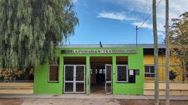 Abrazo simbólico a una escuela de Roca para reclamar por un Salón de Usos Múltiples