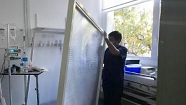 Una de las mamparas de la nueva terapia se desoldó el lunes. Foto: gentileza