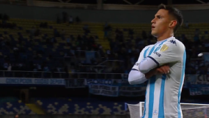 El golazo de Rojas desde atrás de la mitad de la cancha para Racing en la Copa Libertadores