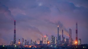 Los márgenes mundiales de refinación se achican a medida que crecen las exportaciones rusas
