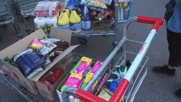 La pareja chilena vino a la ciudad de Neuquén para hacer las compras. Foto: Captura.
