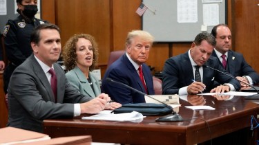 El expresidente Donald Trump ante la corte que sustancia la acusación en su contra. 
