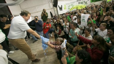 El gobernador Alberto Weretilneck convocó a internas para los municipios y volverá a acompañar la campaña de JSRN. Archivo
