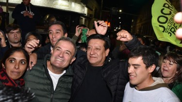 Pedro Bichara, que encabezó la lista de concejales de JSRN, junto a el actual intendente Pedro Pesatti y Marcos Castro, el próximo jefe comunal. Foto: Mauricio Martin