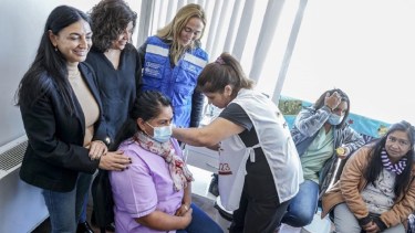 Vizzotti visitó el Centro de Salud Intercultural de Aluminé y destacó la vacunación de Neuquén. Foto: Télam