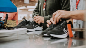 El fabricante de Nike, Umbro y Fila suspenderá trabajadores por falta de insumos
