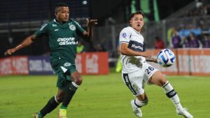 Con polémica, Gimnasia perdió en el Bosque y quedó complicado en la Sudamericana