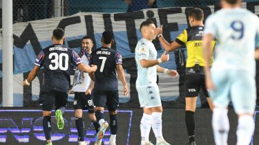 Michael Santos, con dos goles, fue el jugador del partido en el Cilindro de Avellaneda (Foto/Télam)