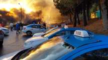 Imagen de Taxistas cortan el tránsito por la llegada de Uber a Bariloche: hay bloqueos en Bustillo y la terminal