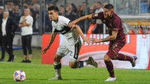Gimnasia le ganó a Lanús con un insólito gol ayudado por la mala fortuna de su arquero Acosta