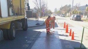 Vuelven a pintar la bicisenda en Viedma, tras una falla de la pintura termoplástica