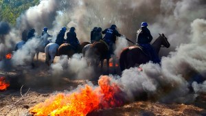La Policía de Río Negro realizó una quema de cubiertas y hubo quejas en Cipolletti