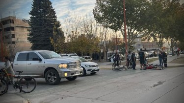 El siniestro ocurrió esta tarde entre una ciclista y un auto. Foto: Gentileza.