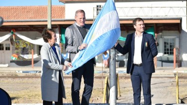 Ayer se realizó el acto protocolar de inicio a los festejos por el aniversario de Fernández Oro. Foto: Gentileza.