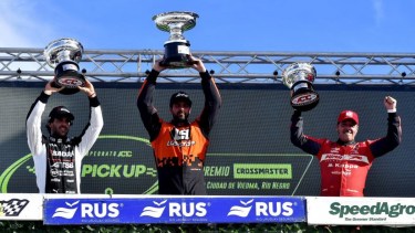 El festejo de Lambiris junto a Urcera que salió segundo y Mazzacane que completó el podio. Foto Gentileza
