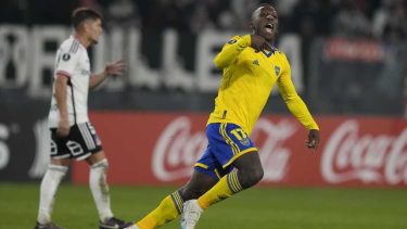 Advincula abrió el marcador con un golazo de zurda. (Foto: AP)